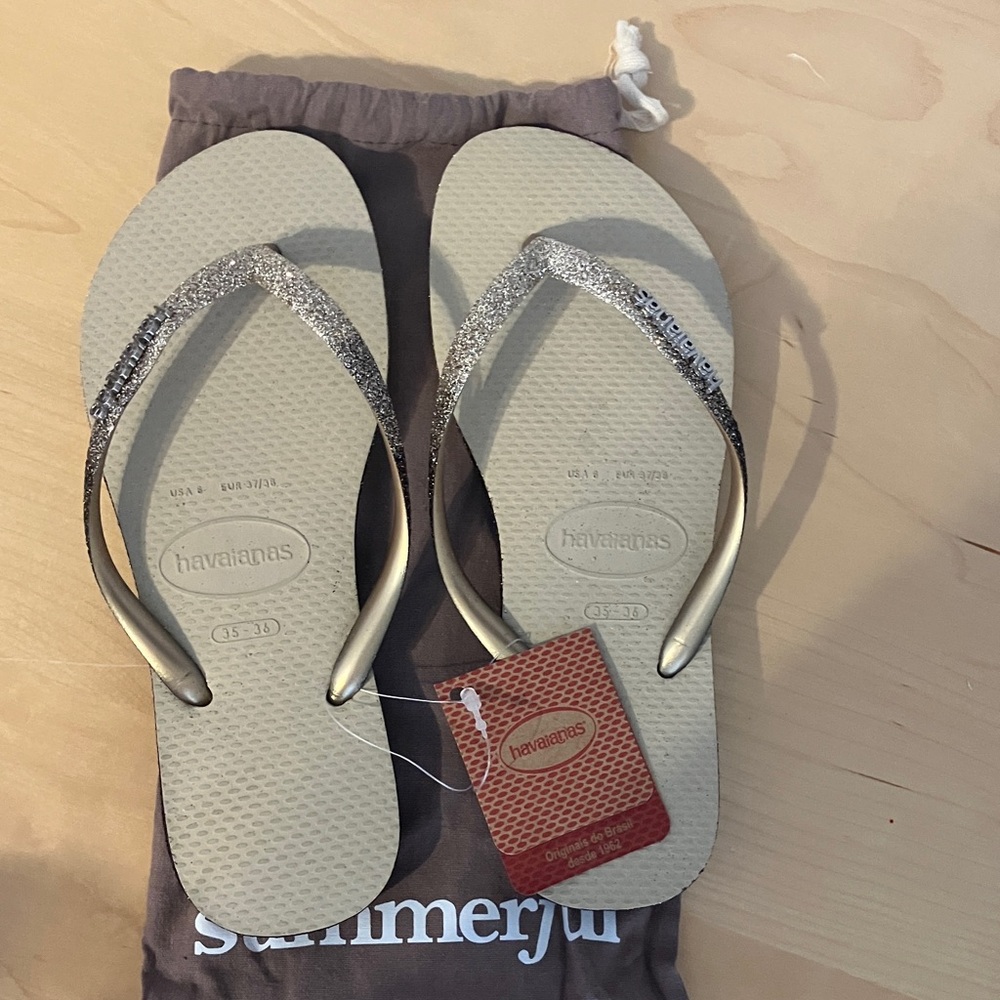 Gold Havaiana flip flops 7/8 BNWT